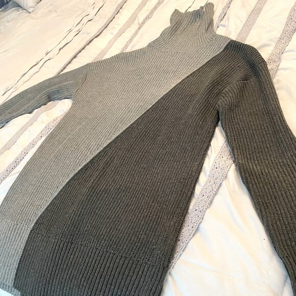 Gray Color-Block Tunic Sweater - Picture 1 of 6